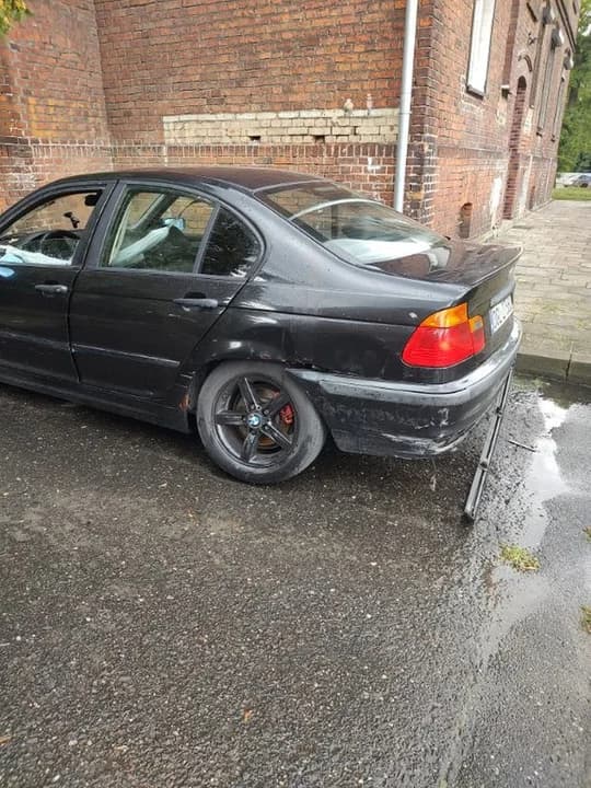 Po kolizji BMW porzucił na prywatnym parkingu w Jarocinie