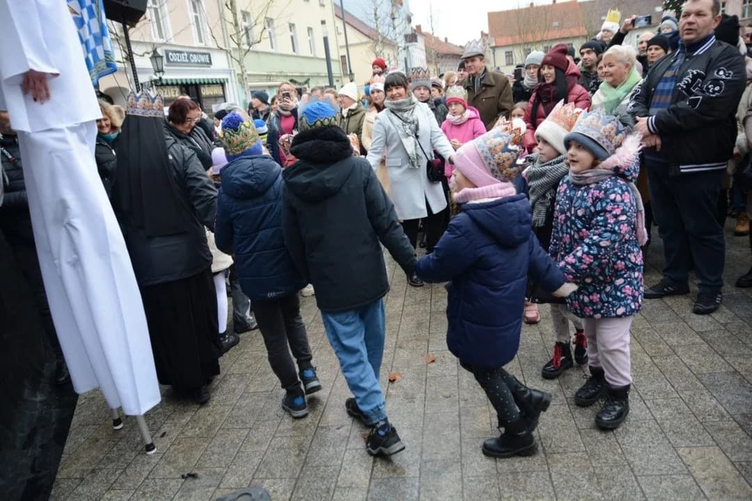 14. Jarocińskie Kolędowanie z Orszakiem Trzech Króli. Najwięcej było przedszkolaków  [ZDJĘCIA]
