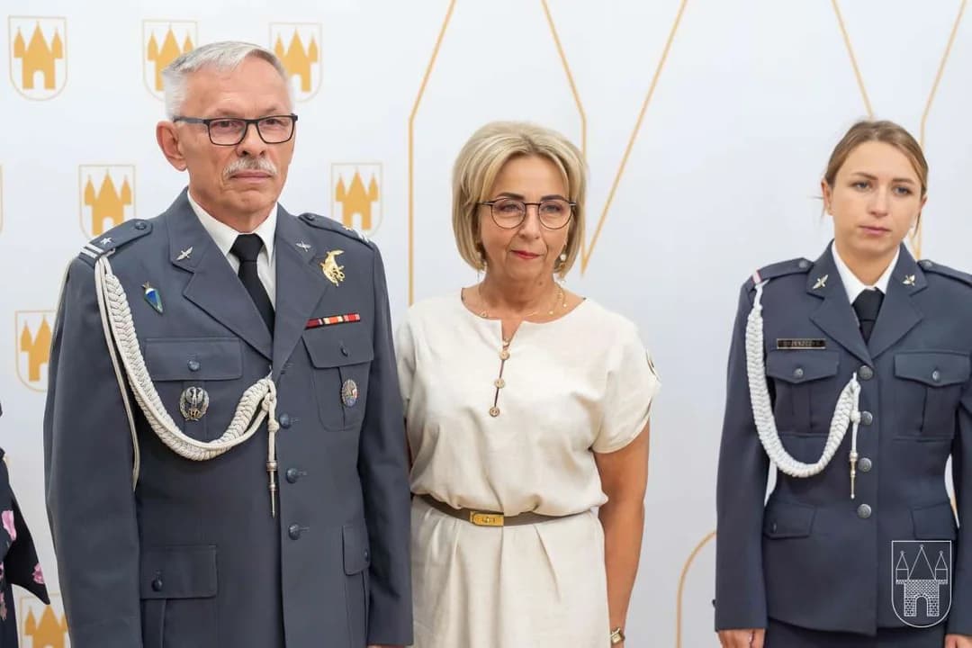Ministerstwo w pierwszej kolejności doceniło zasługi żony Dariusza Mazurkiewicza - Marty i w 2024 r. uhonorowało ją Złotym Medalem Za Zasługi dla Obronności Kraju.