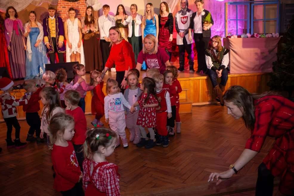 Bajki Mikołajki, czyli  jak młodzież zagrała spektakl dla przedszkolaków [ZDJĘCIA, SONDA]