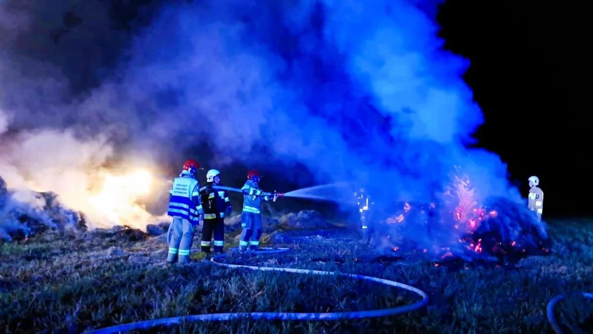 Pożar słomy na Podlesiu. Kilkudziesięciu strażaków w akcji [ZDJĘCIA] — zdjęcie 3 z 8