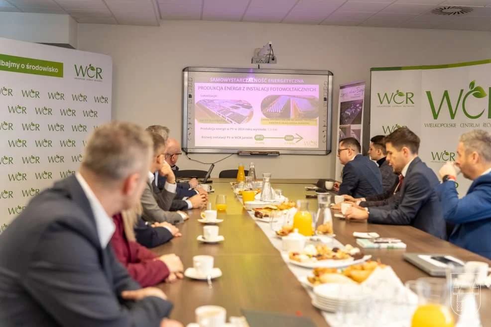 Wiceminister Miłosz Motyka w Wielkopolskim Centrum Recyklingu w Jarocinie — zdjęcie 2 z 12