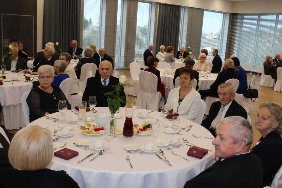 62 parom z gminy Jarocin przyznano medale. Najstarsze małżeństwo obchodziło 70. rocznicę ślubu [ZDJĘCIA, WIDEO] — zdjęcie 2 z 129