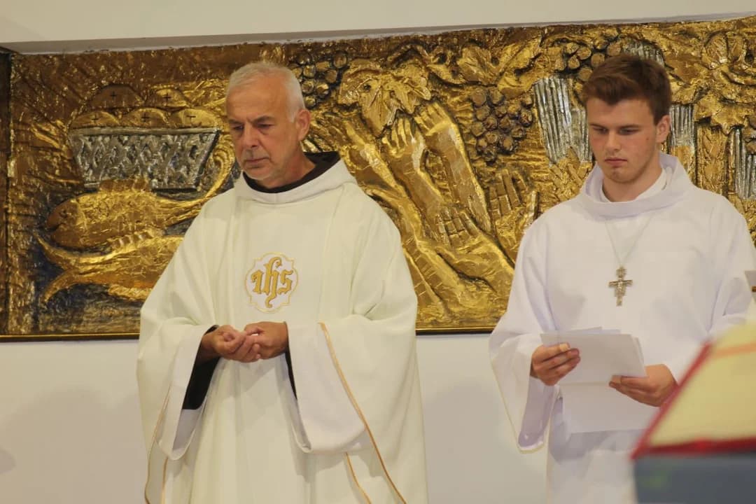 Ojciec Eliot Marecki pochodzi z Jarocina. Trzy lata temu w kościele św. Antoniego Padewskiego świętował 25. rocznicę święceń kapłańskich — zdjęcie 2 z 44