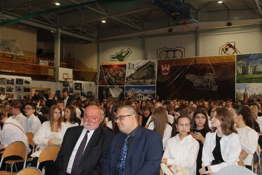 Oficjalna uroczystość odbyła się w sali gimnastycznej w piątek (20 września) w samo południe — zdjęcie 2 z 102