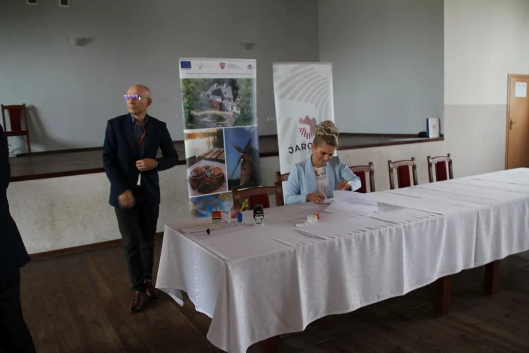 Wicemarszałek Grabowski przywiózł pieniądze na modernizację świetlicy w Radlinie