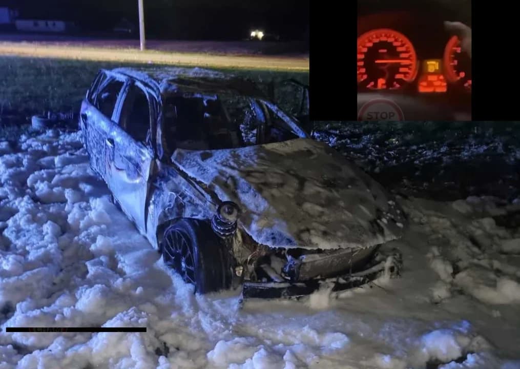 Pędzące BMW wypadło z drogi i się zapaliło. Nie żyje 17-latek. Za kierownicą siedziała 19-latka [FILM]