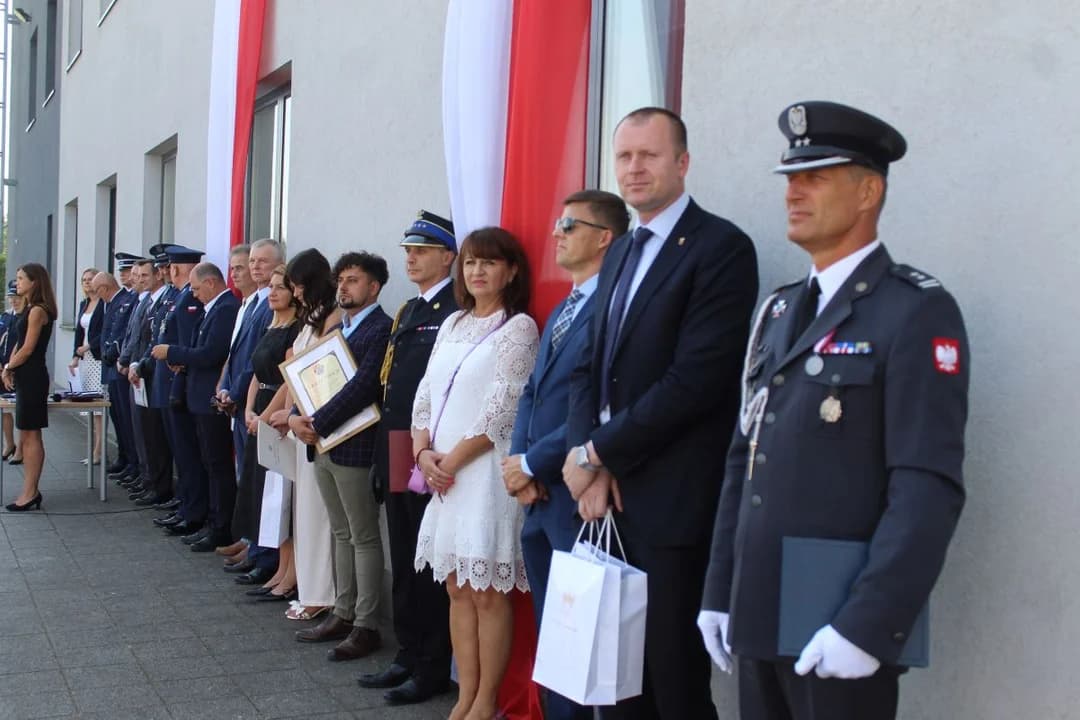 W ostatnim dniu lipca jarocińscy policjanci świętowali podczas uroczystego apelu, który odbył się na placu Komendy Powiatowej Policji w Jarocinie.