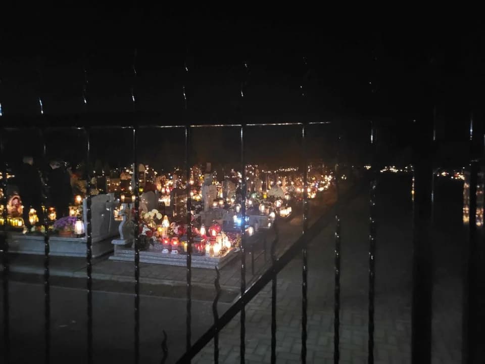 Wszystkich Świętych. Tłumy na cmentarzach [ZOBACZ ZDJĘCIA]