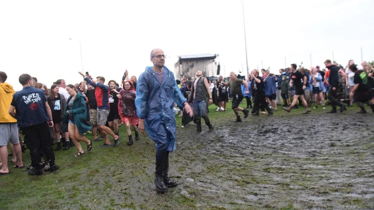Tak bawiliście w błocie i deszczu podczas pierwszego dnia Jarocin Festiwal 2026