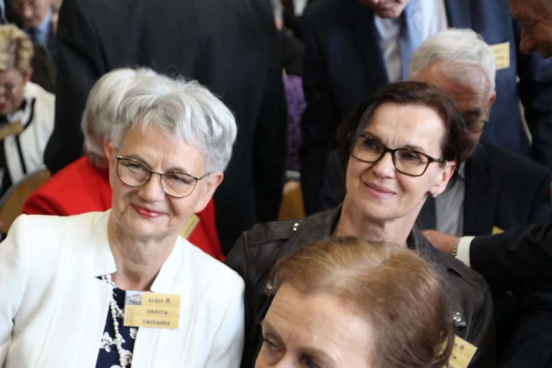 Maturzyści z 1976 roku otrzymali pamiątkowe dyplomy odnowienia świadectwa dojrzałości.