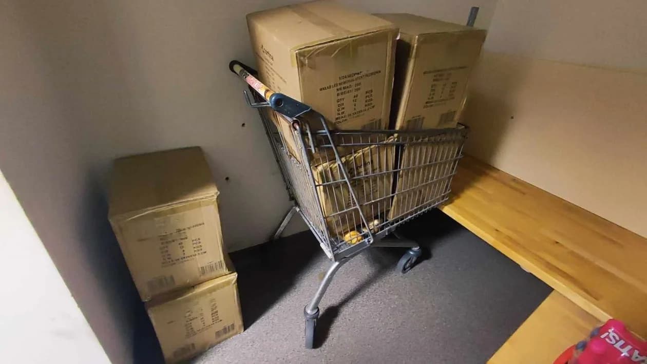 W nocy jechali jedną z ulic Jarocina wózkami sklepowymi z kradzionym towarem. Wypatrzyli ich policjanci — zdjęcie 2 z 3