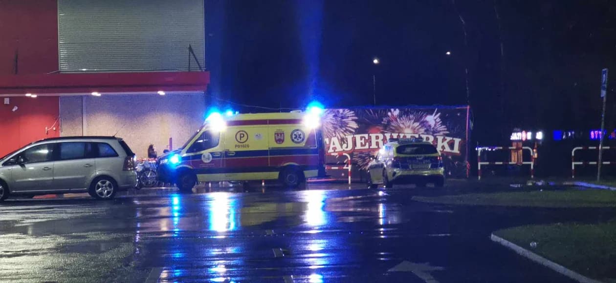 Pod marketem w Jarocinie interweniowało pogotowie i policja [ZDJĘCIA]