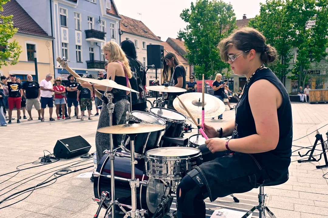 Jarocin Festiwal 2026. Występ zespołu Rozkład Jazdy i wystawa kończąca warsztaty plastyczne