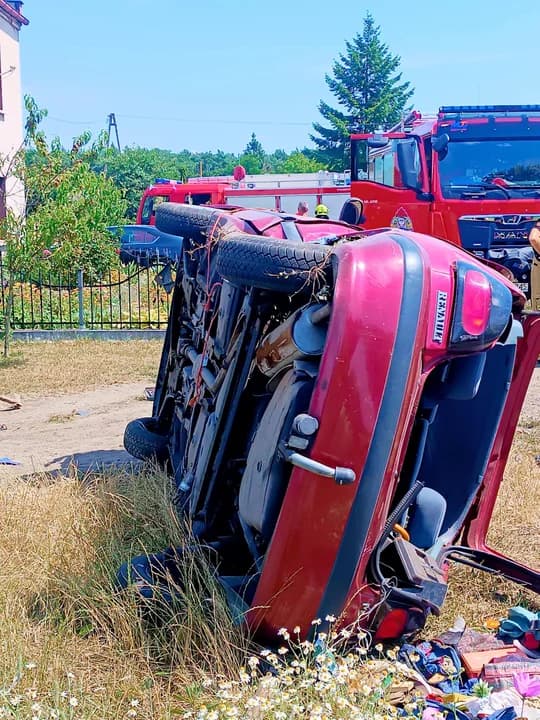 Renault wypadł z DK12 w Górze