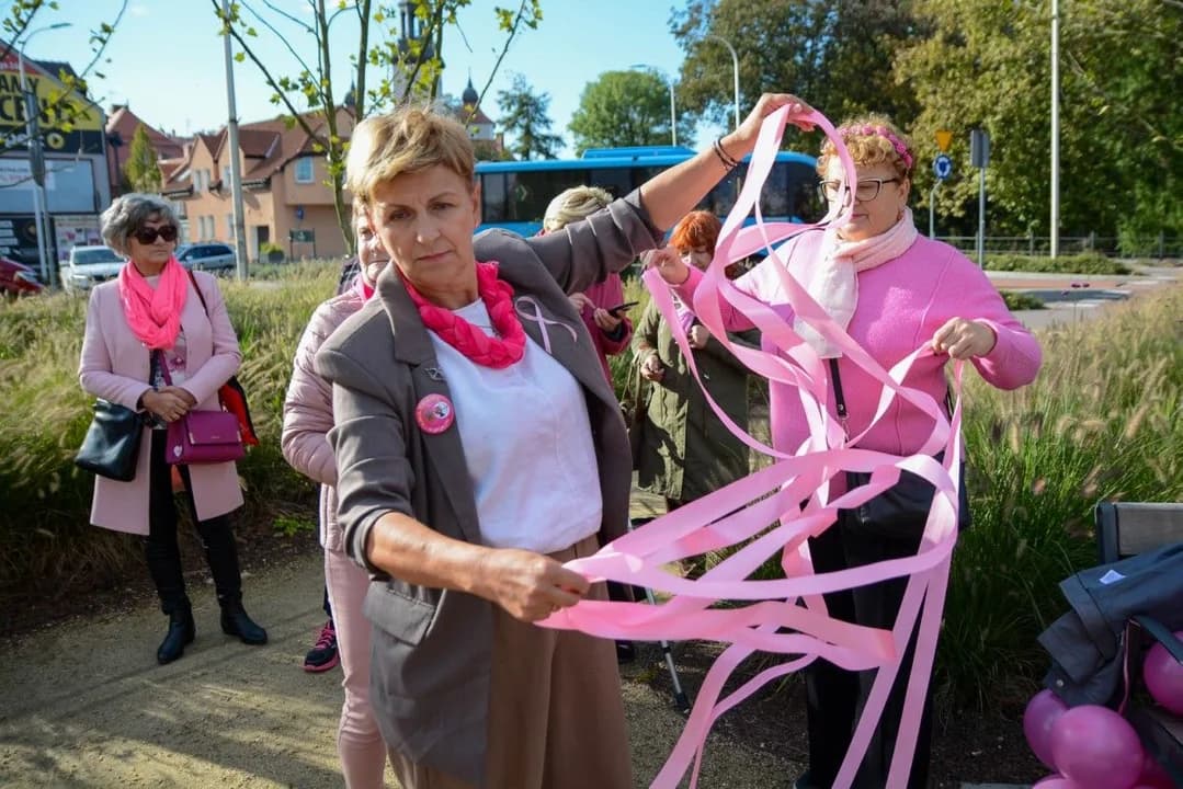 Glan został "ubrany" w różowe sznurówki i ozdobiony balonikami w tym samym kolorze — zdjęcie 2 z 68
