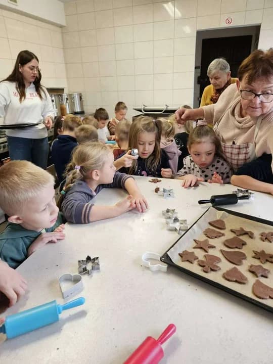 Przedszkolaki z Mieszkowa pod okiem seniorów piekły świąteczne pierniczki [ZDJĘCIA, SONDA] — zdjęcie 6 z 24
