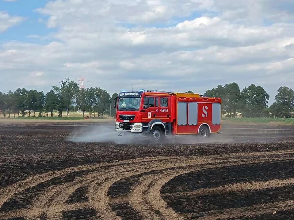 Pożar w Boguszynku w gminie Nowe Miasto — zdjęcie 2 z 26