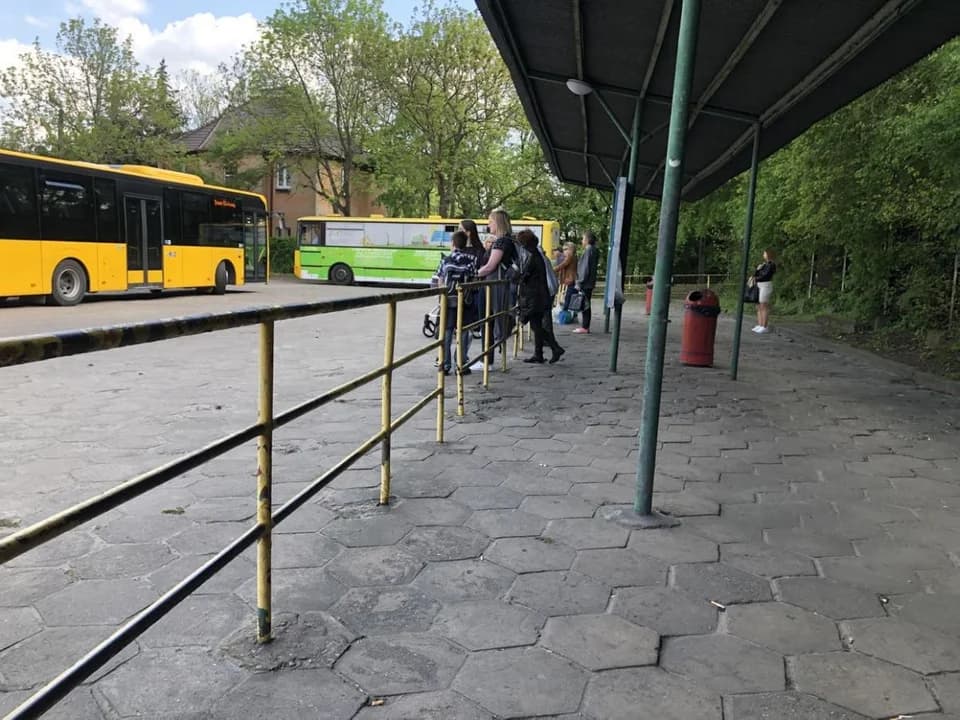 Ławki na dworcu autobusowym w Jarocinie postawiono po prawie dwóch miesiącach — zdjęcie 2 z 10