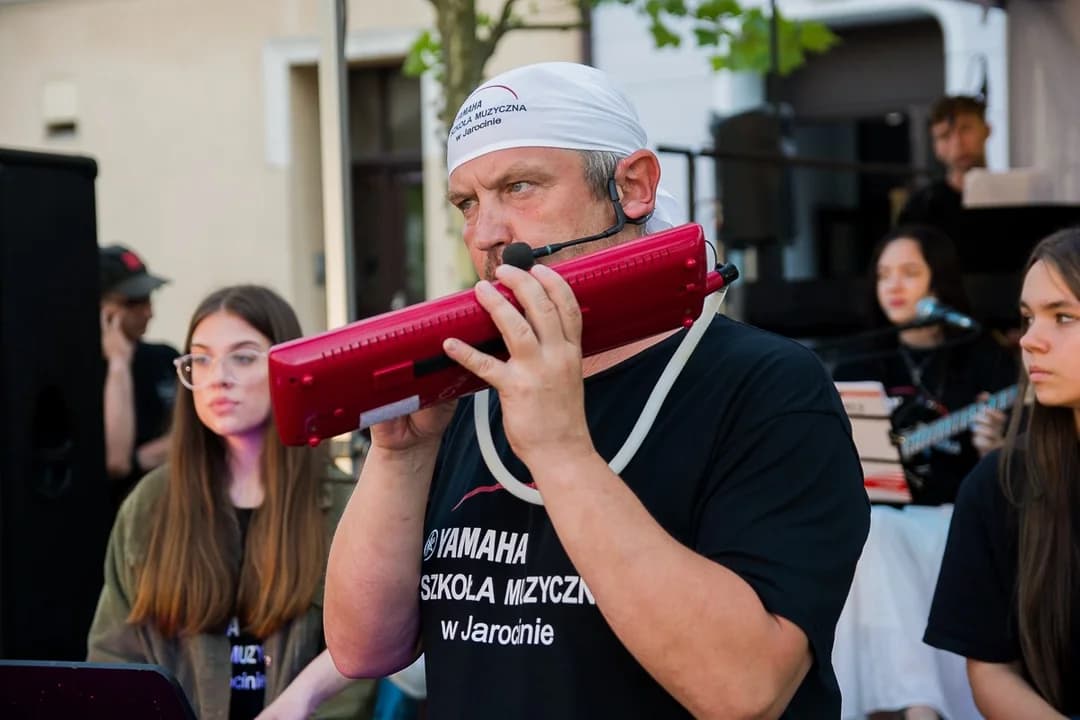 Bajkowo na rynku w Jarocinie. Rozpoczęły się „letnie brzmienia” [ZDJECIA]