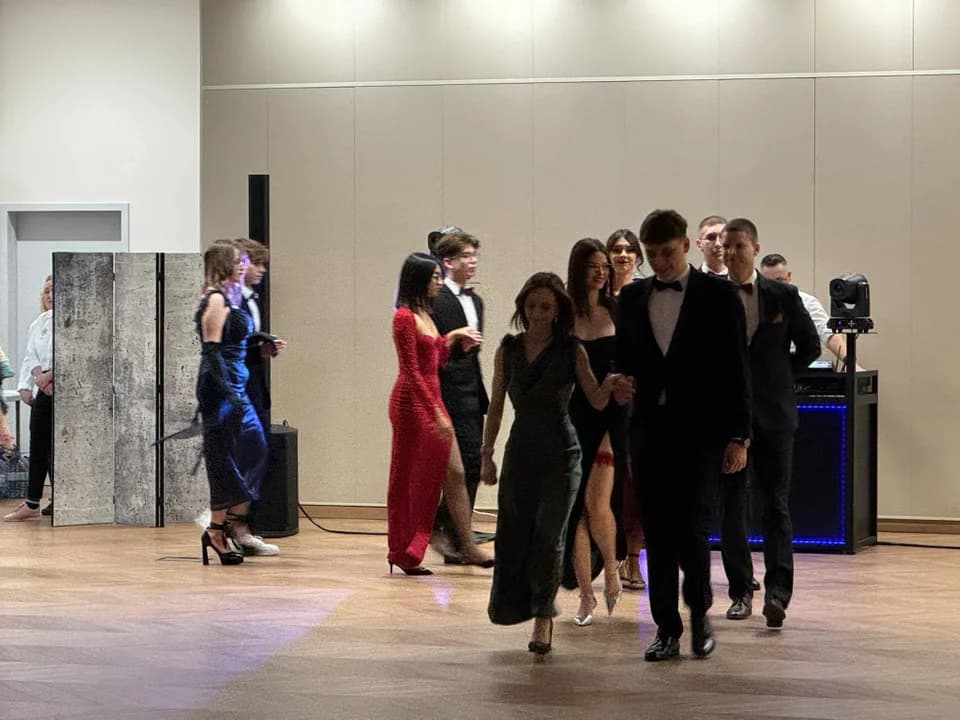 Studniówki 2025. Licealiści ze społecznego w Jarocinie zainaugurowali bale na 100 dni przed maturą
