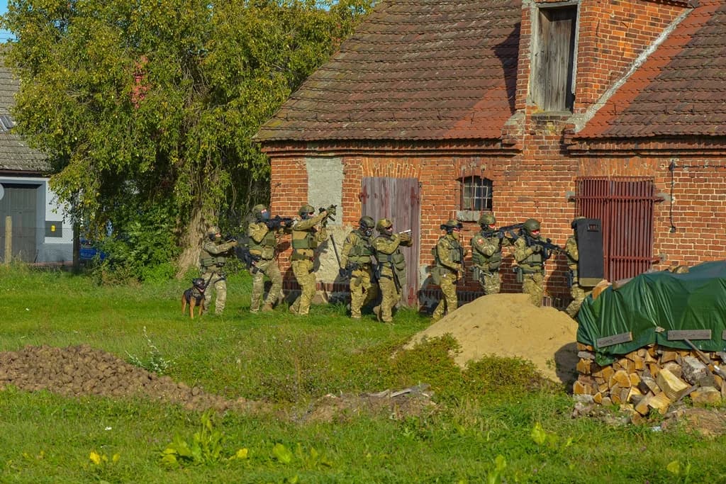 Katastrofa samolotu, uzbrojeni przestępcy i działania antyterrorystów - duże ćwiczenia policji i służb ratowniczych [ZDJĘCIA I FILM]