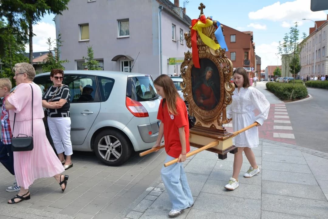Trasa tegorocznej procesji wiodła ulicami: Paderewskiego, Wrocławską, Wolności oraz Śródmiejską. Mieszkańcy domów znajdujących się na trasie przemarszu zadbali o piękny, świąteczny wystrój swoich okien i posesji.