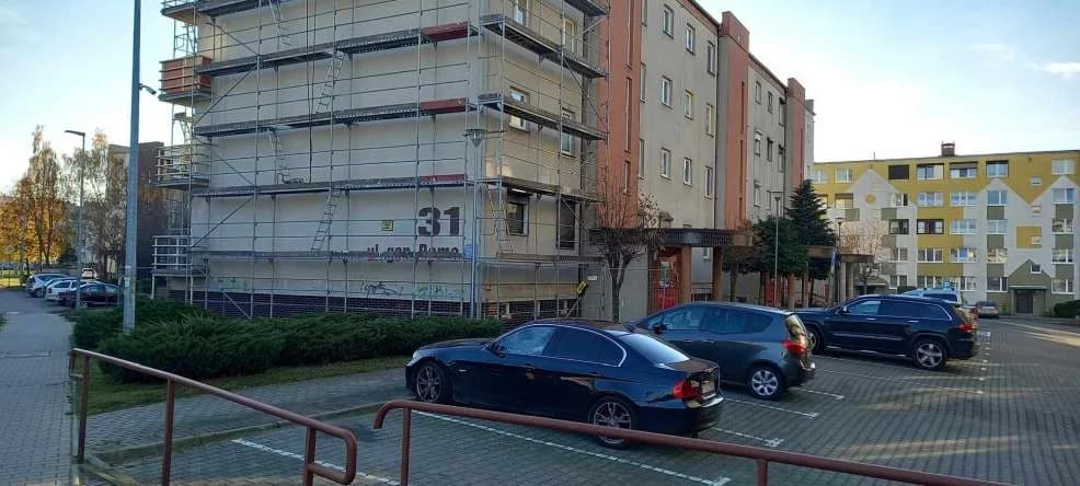 Jarocińska spółdzielnia mieszkaniowa remontuje blok w Jarocinie. Mieszkańcy żądają wstrzymania prac [AKTUALIZACJA] — zdjęcie 5 z 7