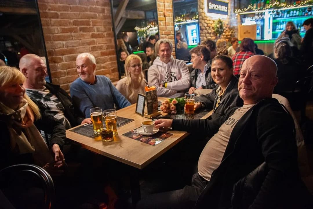 Spichlerz pełen ludzi i kolejka za płytą zespołu "Senders". To się rzadko w Jarocinie zdarza [ZDJĘCIA] — zdjęcie 4 z 58