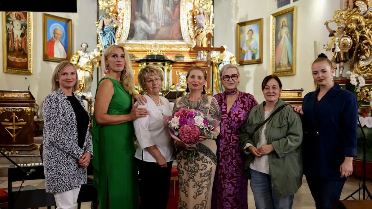 Publiczność w Żerkowie była jej bardzo ciekawa. Zapełniła wszystkie ławki w kościele [ZDJĘCIA] — zdjęcie 4 z 37