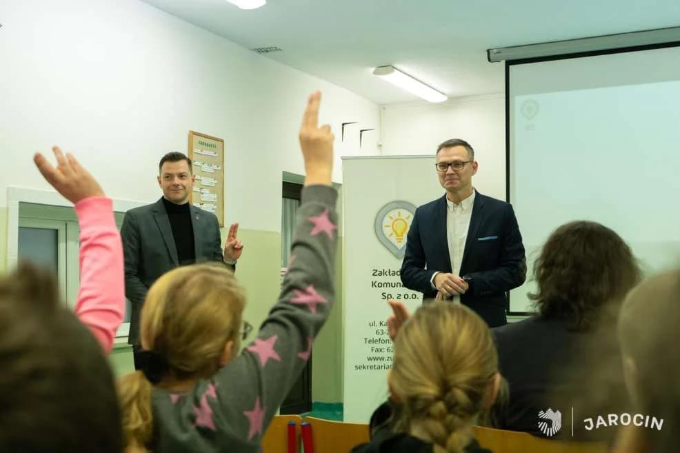 Zakład Usług Komunalnych w Jarocinie rozdaje uczniom pakiety bezpieczeństwa [ZDJĘCIA] — zdjęcie 2 z 10
