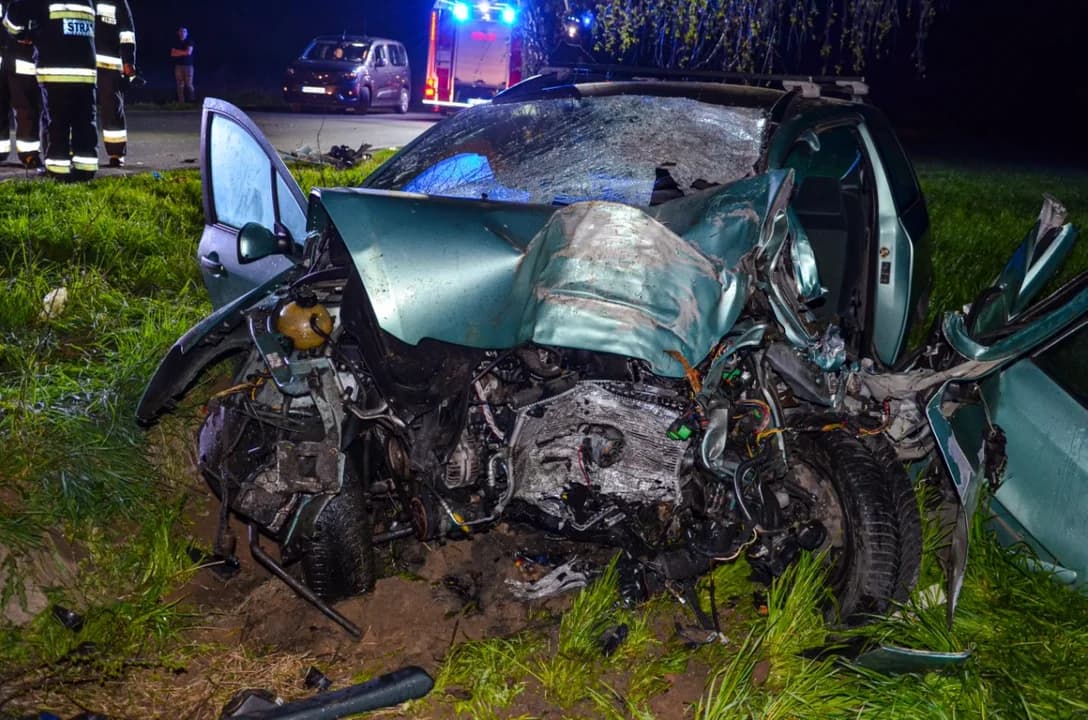 Wypadek na drodze Golina - Zakrzew. Strażacy uwalniali kierowcę