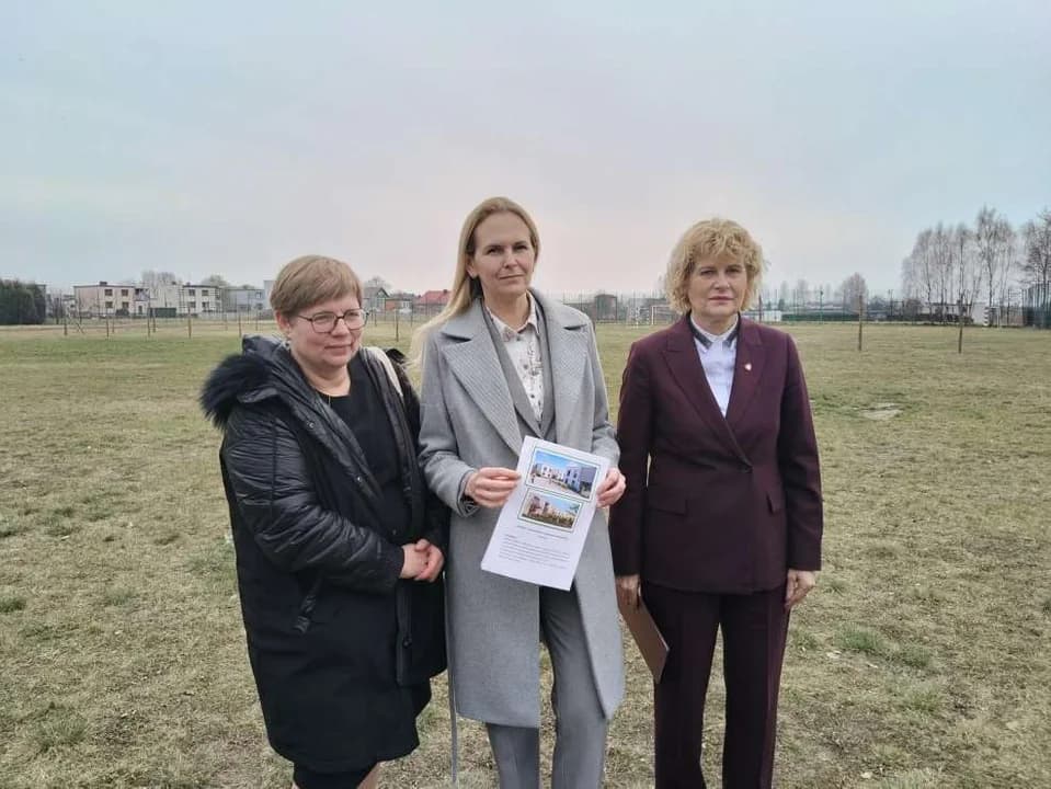 Konferencja prasowa, w której wzięły udział: posłanka Koalicji Obywatelskiej Alicja Łuczak, burmistrz Jarocina Urszula Wyremblewska-Korzyniewska i prezes JTBS-u Kinga Ławniczak — zdjęcie 3 z 3