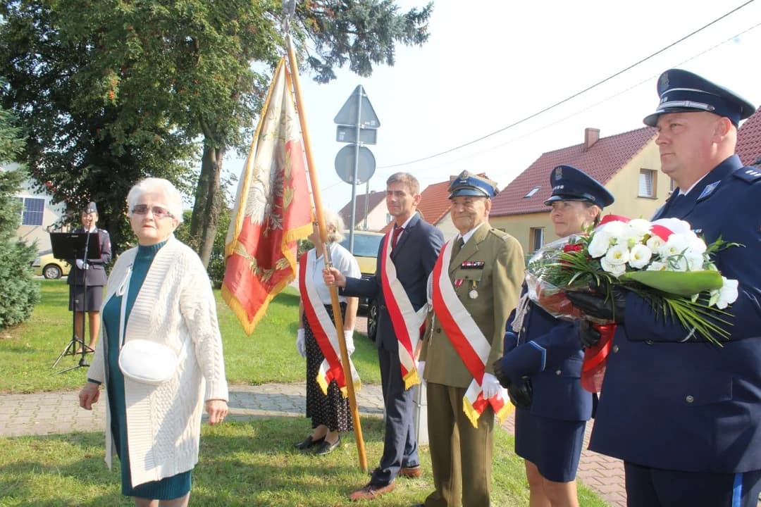 W Jarocinie uczczono Dzień Sybiraka przy Krzyżu Martyrologii w 20. rocznicę jego poświęcenia [ZDJĘCIA] — zdjęcie 4 z 100