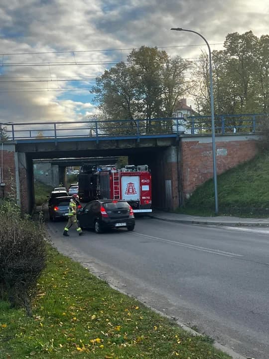 Ciężarówka ze sprzętem budowlanym utknęła pod wiaduktem w Jarocinie [ZDJĘCIA] — zdjęcie 2 z 5