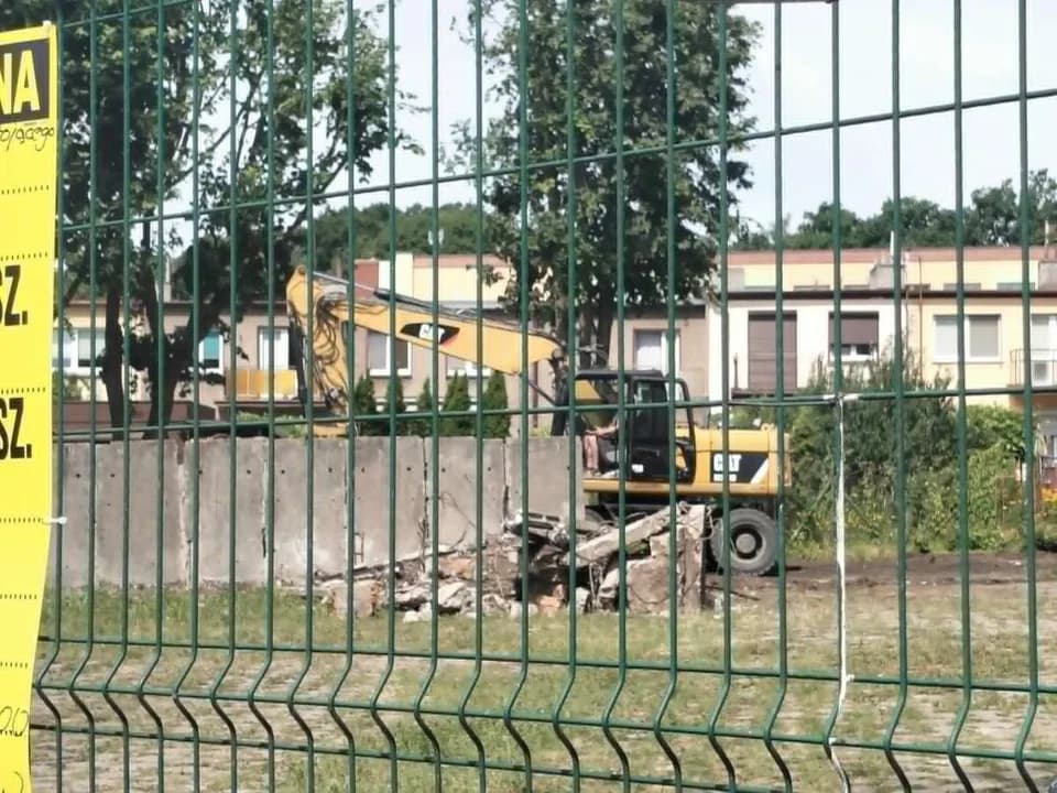 Wysoki  komin jarocińskiej ciepłowni wyburzony. Operacja odbyła się niemal bezgłośnie [ZDJĘCIA] — zdjęcie 5 z 18