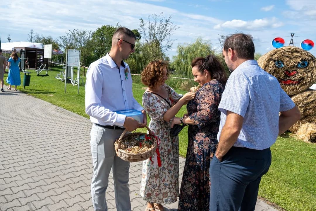 Panie z KGW Rusko „zaszalały” na dożynkach wiejskich. Nie tylko gotowały, ale również występowały [ZDJĘCIA] — zdjęcie 2 z 115