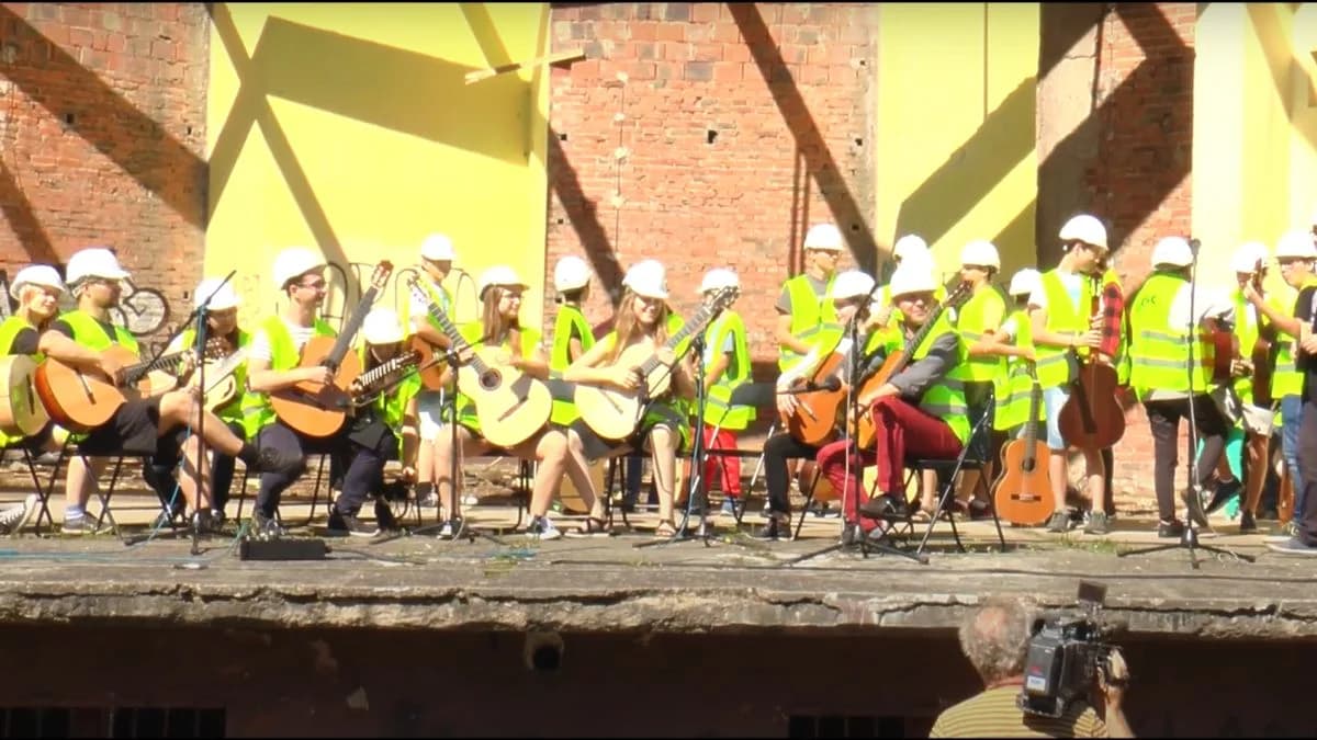 Ostatni koncert przed wyburzeniem starego amfiteatru dali młodzi muzyczy z "Akademii Gitary"