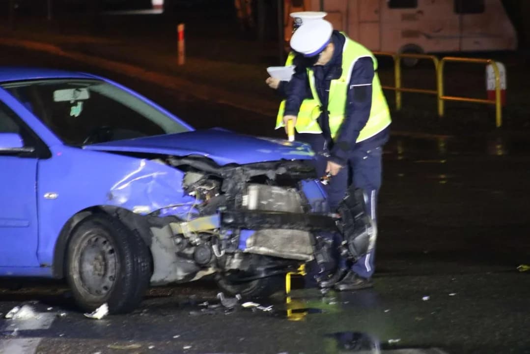 Zderzenie dwóch pojazdów na skrzyżowaniu w Jarocinie