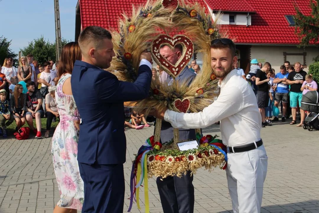 Tłumy na dożynkach wiejskich w Twardowie [ZDJĘCIA]