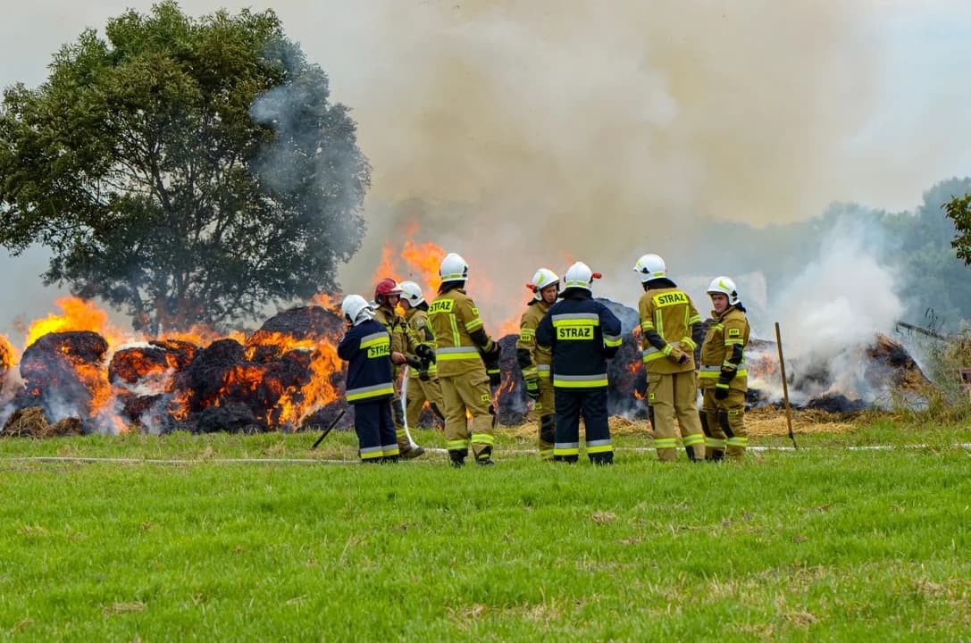 Pożar balotów w Wyszkach