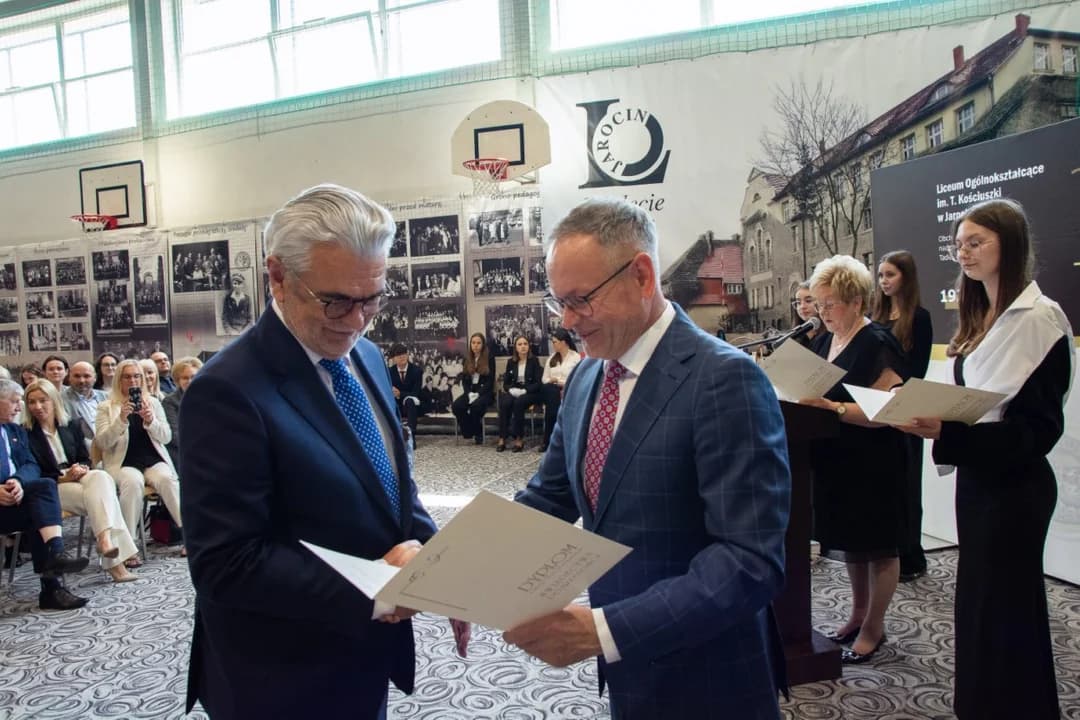 Spotkali się 50 lat po maturze. Wyjątkowa uroczystość w Liceum Ogólnokształcącym w Jarocinie [ZDJĘCIA]