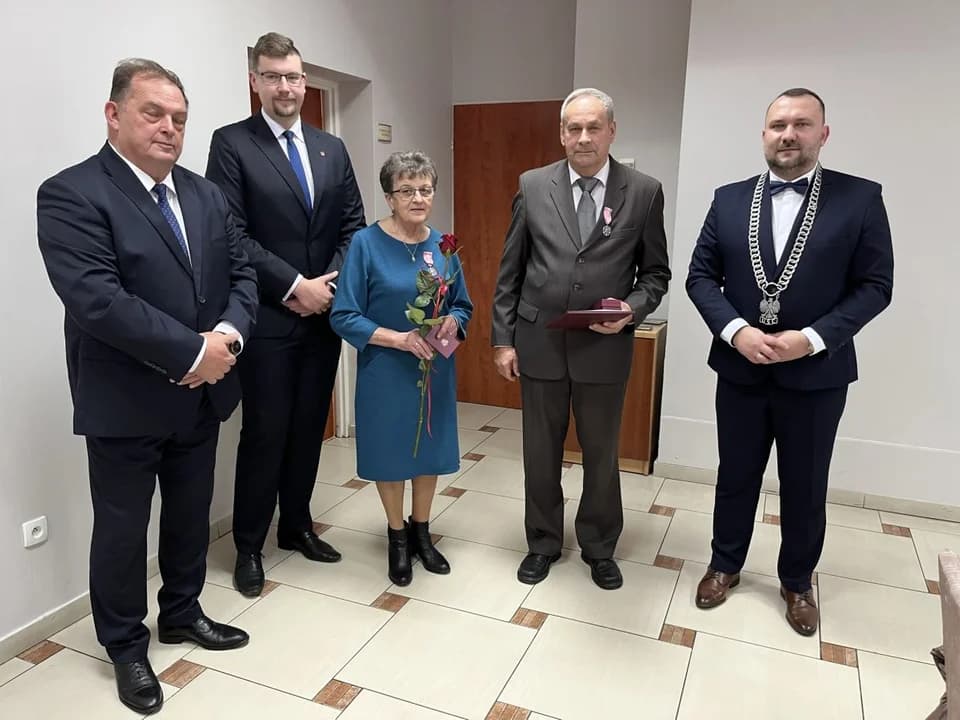 Burmistrz Żerkowa wręczył medale 21 parom obchodzącym 50. rocznicę ślubu [ZDJĘCIA]