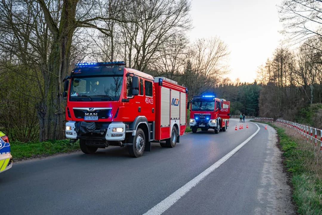 Pijany mężczyzna uderzył quadem w drzewo w Woli Książęcej. Przewoził dziecko — zdjęcie 4 z 12