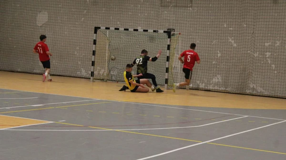 W dwunastej kolejce Jarocińskiej Ligi Halowej Piłki Nożnej hitowym spotkaniem było starcie Active Team Stęgosz z Fort Boys Team