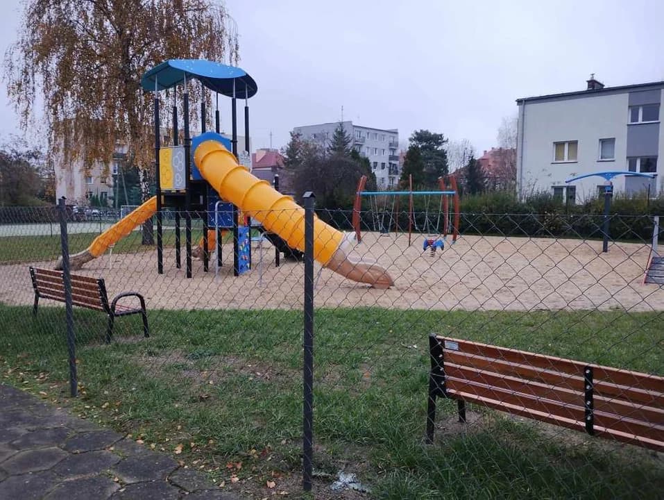 Nowy plac zabaw przy ul. Marii Curie-Skłodowskiej w Jarocinie do rozbiórki? — zdjęcie 6 z 6