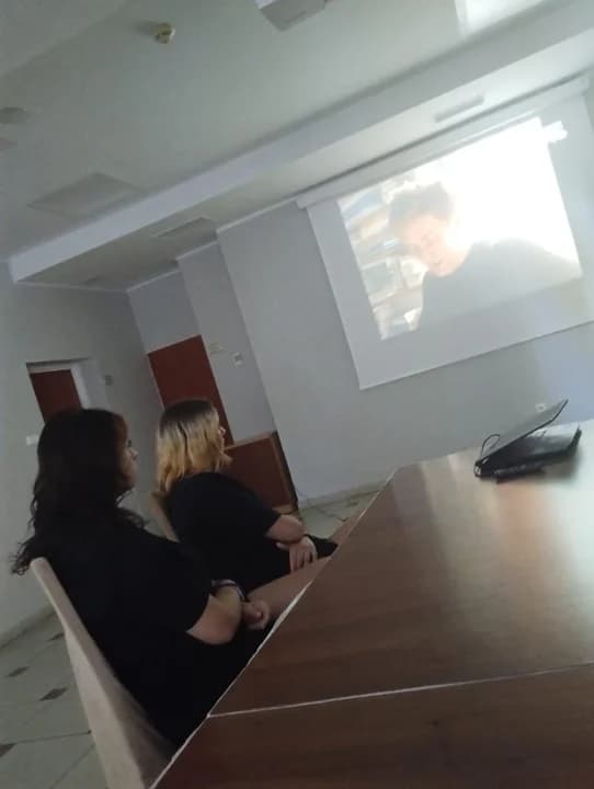 Dziewczny z Cerekwicy uczestniczą w projekcie "Zwierciadło - sztuka w resocjalizacji”
