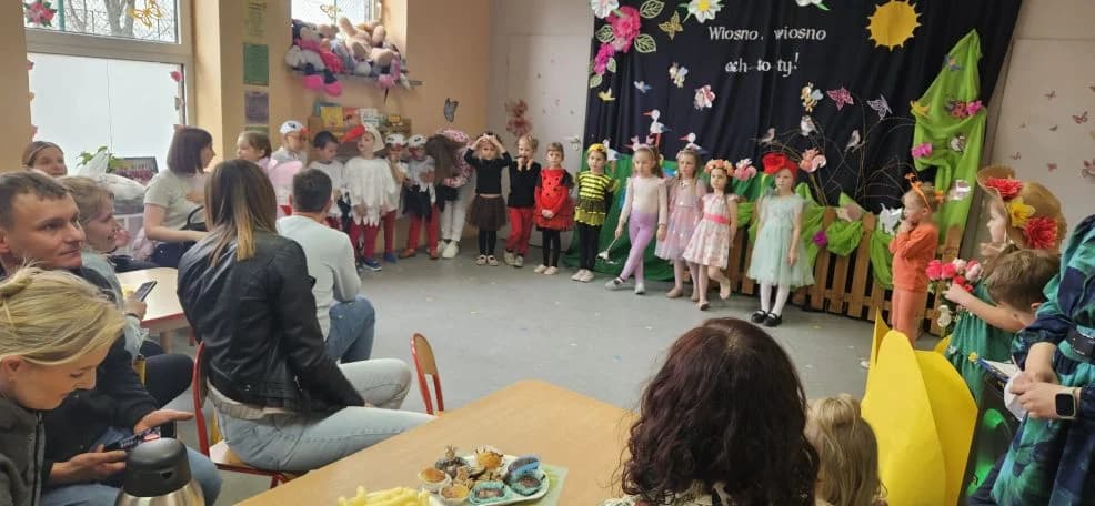 Wiosenna magia w Woli Książęcej: „Motylki” budują kwiatową gąsienicę — zdjęcie 3 z 14