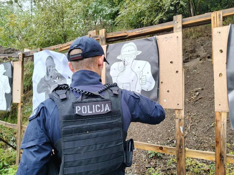 Funkcjonariusze pojechali na strzelnicę. "W swojej służbie policjanci mogą spotkać się z różnymi sytuacjami" — zdjęcie 4 z 9