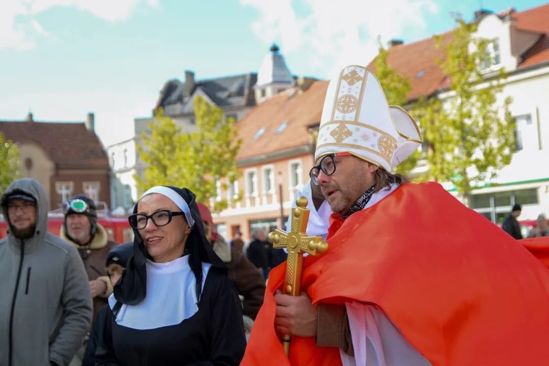 Pojazdy retro znów zawitały do Jarocina. Rajd Pojazdów Zabytkowych "Śladami Rezydencji Ziemiańskich [ZDJĘCIA] — zdjęcie 2 z 85